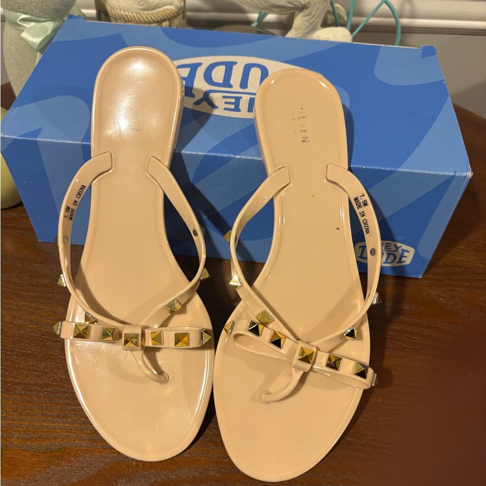 Women's Sandals Steve Madden Beige Gold Studded Flat Sandal - Size 7.5 worn 2x - Picture 2 of 8